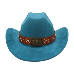 Dettaglio cappello cowboy turchese con fascia in pelle e decoro a testa di toro