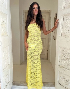 Détail d'une robe maxi en dentelle jaune avec motifs crochetés et coupe moulante sexy