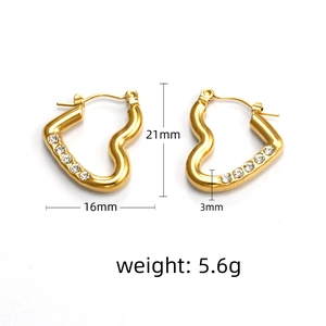 Détails de boucles d'oreilles cœur en or 18k avec zircons et mesures précises