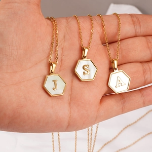 Collar de acero de titanio oro 18K con colgantes hexagonales de nácar de las letras J, S, A