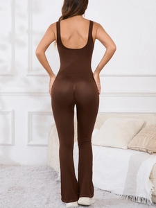 Combinaison côtelée marron foncé avec dos nu et coupe flatteuse de pantalon évasé