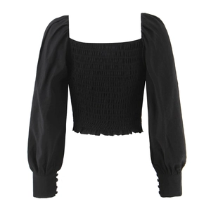 Blouse rétro noire à col carré avec détails froncés et manches bouffantes élégantes