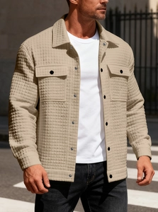 Detail der khakifarbenen Herrenjacke mit strukturierter Karostruktur und Brusttaschen