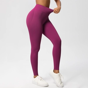Detail der magenta nahtlosen Yogahose mit hoher Taille und hoher Dehnbarkeit und Textur