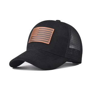 Cappellino trucker nero con toppa bandiera USA in pelle marrone vista a 45 gradi