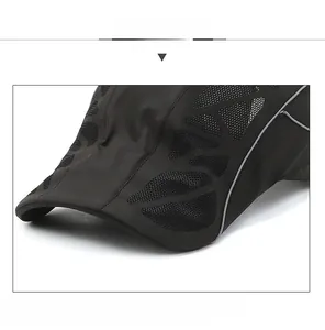 Détail macro du tissu en maille respirante et du bord réfléchissant de la casquette noire