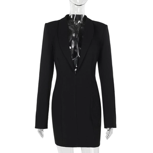 Vue détaillée du col en V profond et du revers sur une robe blazer noire à manches longues