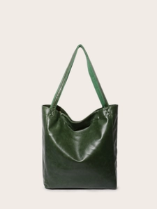 Détail du sac cabas en cuir huilé vert avec bandoulière en toile contrastée durable