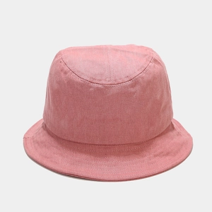 Vue détaillée du chapeau bob en coton lavé rose avec bord à coutures renforcées