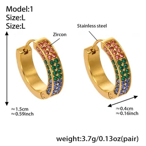 Dettaglio di orecchini huggie in acciaio inossidabile dorato con zirconi arcobaleno