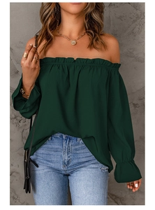 Détail de la blouse en mousseline vert foncé à épaules dénudées avec encolure à volants