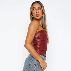 Vue latérale du haut bandeau en similicuir rouge foncé avec plis et coupe ajustée