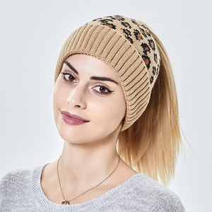 Texture de tricot détaillée et motif léopard sur un bonnet à queue de cheval tendance