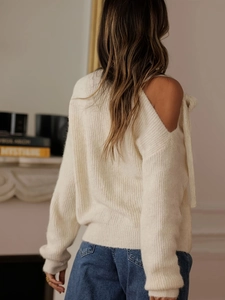 Elegante maglione in maglia crema con spalle scoperte e dettaglio stringato sul retro