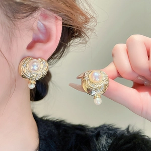 Orecchini a perno in stile barocco con centro opale e elegante pendente in perla