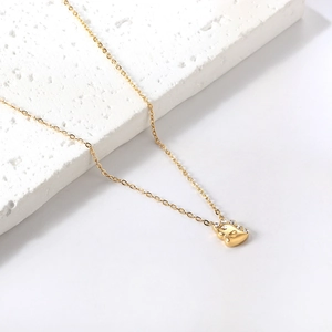Collier minimaliste en acier inoxydable doré avec un pendentif chat serti de diamants