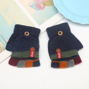 Gestreifte Kinderstrickhandschuhe für den Winter mit bunten Flicken und Klappe