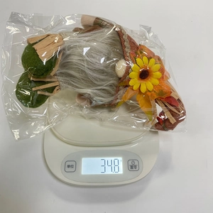 Vista dettagliata della bilancia con il peso di 34,8g dello gnomo autunnale con girasole