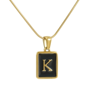 Collier en acier inoxydable plaqué or 18k avec pendentif lettre K en émail noir