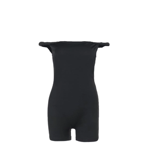 Dettaglio della tutina nera con spalle scoperte, nodo elegante e tessuto elasticizzato