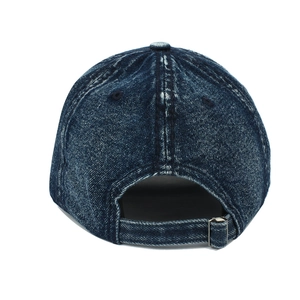 Rückansicht der Jeans-Baseballkappe mit verstellbarem Riemen und silberner Metallschnalle