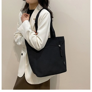 Große schwarze Canvas-Einkaufstasche für Damen, kombiniert mit weißem Blazer-Outfit
