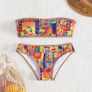Zweiteiliger trägerloser Bikini mit tropischem Fruchtdruck in sommerlicher Urlaubsstimmung