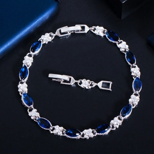 Details von Silberarmband mit blauen Zirkonia und weißen floralen Kristall-Clustern