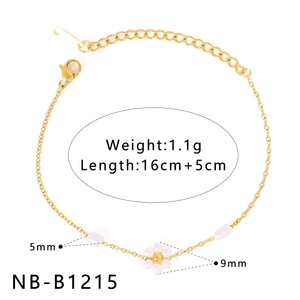 Detail of gold chain bracelet with pearl flower and dimensions of 16cm plus 5cm extender