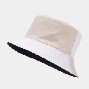 Détail des coutures sur un chapeau bob bicolore beige et blanc en coton de qualité