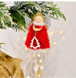 Detailansicht eines flauschigen Weihnachtsengels mit silbernen Flügeln am verschneiten Ast