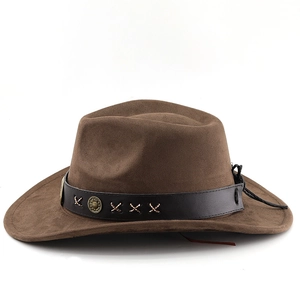 Détail d'un chapeau de cowboy en daim marron avec bande en cuir, clous vintage et coutures