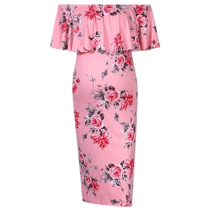 Détail de la robe de maternité rose à épaules dénudées avec imprimé fleurs rouges