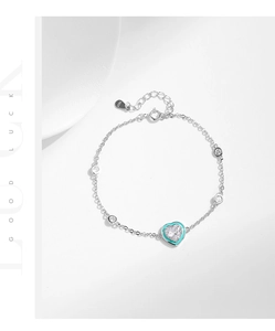Vue détaillée du bracelet en argent S925 avec cœur émaillé bleu et zircone incrusté