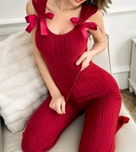 Détail du pyjama rouge sans manches montrant la maille côtelée et les nœuds en satin