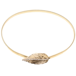 Détail d'une ceinture chaîne élastique dorée ornée d'un fermoir feuille en strass brillant
