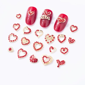 Set de charms à ongles cœurs rouges avec monture dorée et motifs creux en forme de cœur