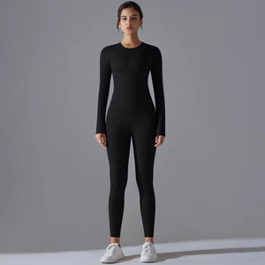 Détail de l'ensemble de yoga noir avec haut à manches longues et legging de sport