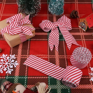 Nastro natalizio a righe rosse e bianche glitterate con fiocco su confezione