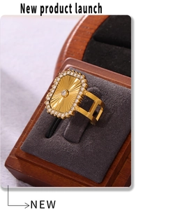 Gros plan d'une bague soleil vintage dorée avec zircon sur un support en velours