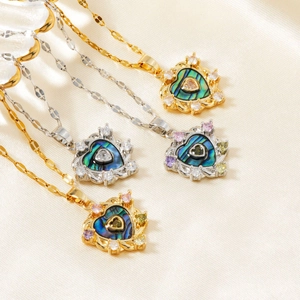 Elegante collana con ciondolo a cuore e zirconi su sfondo di seta dal look di lusso