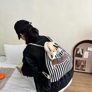 Lifestyle-Foto des schwarz-weiß gestreiften Kordelzug-Rucksacks mit Dackel-Stickerei