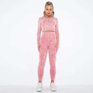 Detailansicht des nahtlosen Yoga-Sets mit rosa Marmor-Batikmuster, Oberteil und Leggings