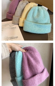 Vue détaillée des bonnets en maille mohair douce aux couleurs pastel d'hiver