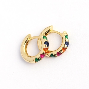 Boucles d'oreilles créoles dorées ornées de pierres précieuses multicolores serties