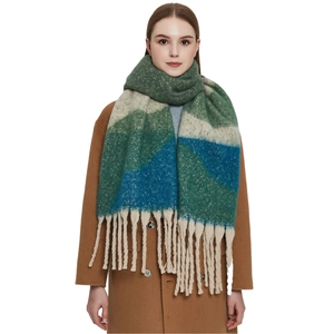 Dicker geometrischer Mohairschal mit Fransen in Grün, Blau und Beige am Model