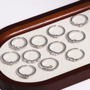 Funkelndes Kupfer-Ring-Set mit Zirkon und Perlen in einem weißen Samt-Schmucktablett
