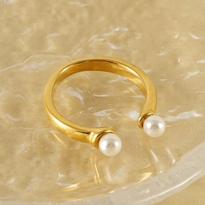 Bague ouverte minimaliste en acier plaqué or 18k avec deux perles blanches élégantes