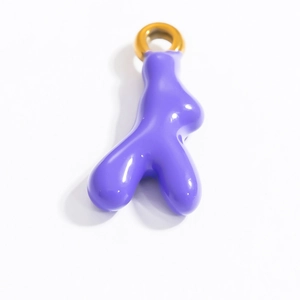 Dettaglio di un ciondolo viola dalla forma fluida con anello dorato su sfondo bianco