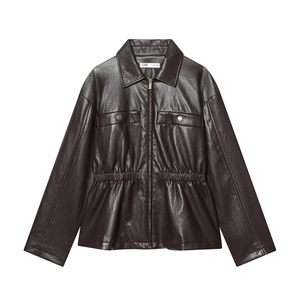 Dunkelbraune Kunstlederjacke mit elastischer Taille und Doppeltaschen auf weißem Hintergrund